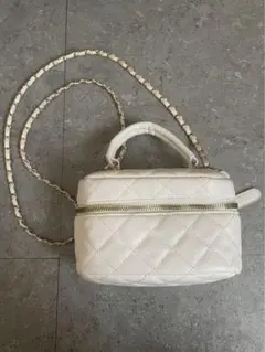 バニティ ホワイト キルティング ショルダーバッグ