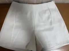 SHEIN タック入りライトベージュショートパンツ