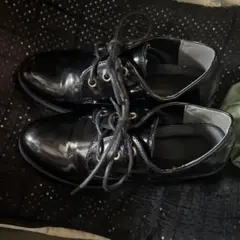 黒の光沢レースアップローファー