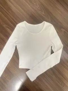 GU ホワイト 長袖クロップドトップス