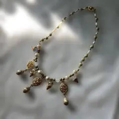 デザインネックレス　ゴールドトーン　チャーム付き　球　ストーン