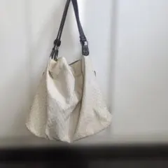 クリーム色 ショルダーバッグ 外ポケット付き