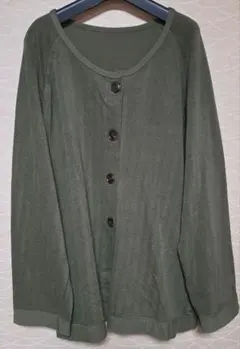 オリーブグリーン ボタン付き カーディガン(4L)