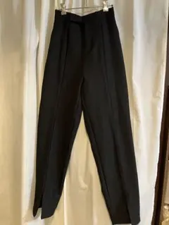 黒 テーパードパンツ クロップドパンツ　裾スリット入り