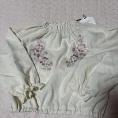 【新品タグ付き】アイボリー ホワイト 花柄刺繍　トップス　110