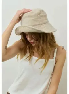 alexia stam バケットハットのサムネイル
