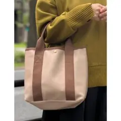 新品 仕切りが多い 多機能なデザインのハンドバッグ モカ ライトブラウン