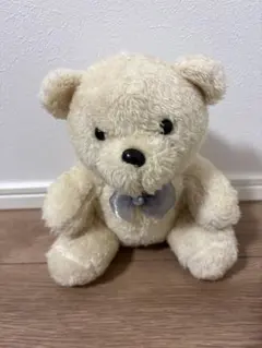 リボン付きクリーム色クマぬいぐるみ