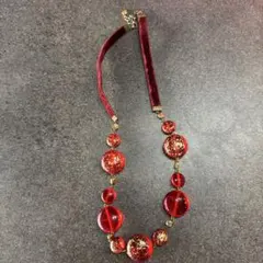 赤いビーズネックレス 金箔デザイン