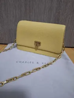 CHARLES&KEITHメタリック プッシュロッククロスボディバッグ