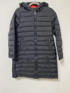 【新品未使用】黒いフード付き中綿コート（赤内側）150cm