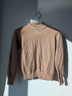 ベージュ ニット 長袖 ハイネック パール