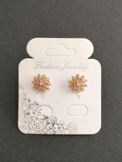 【新品】ゴールド花形デザイン スタッドピアス