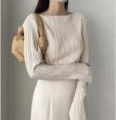 Louere 薄手プリーツフィンガーホールトップス Sサイズのサムネイル