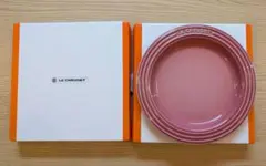 LE CREUSET ピザプレート 2枚セット 濃ピンク - メルカリ