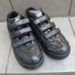 adidas ブラック トレーニングシューズ ベルクロ式
