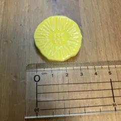 花模様の黄色いブローチ　陶器製