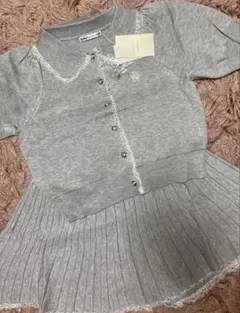 新品　ニットセットアップ　グレー　タグ付き　カーディガン　スカート　金ボタン