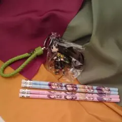 鬼滅の刃♠️富岡義勇キーホルダー★スタンド式♦️HB消しゴム付鉛筆♥️劇場版特典