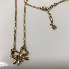 ニナリッチ、ゴールド色のリボンネックレス