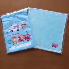밝은 파란색 수건과 소방차 자수가 달린 끈이 달린 가방
