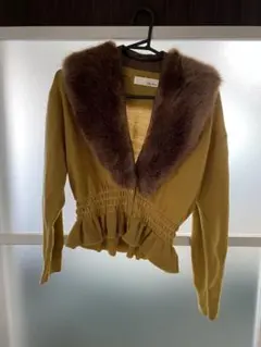 ファー襟付きマスタードカーディガン