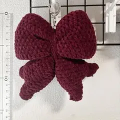 編み物　リボン　チャーム　赤色 あみぐるみ　キーホルダー　バッグ