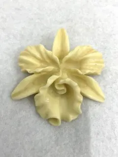 23.598【ブローチ】ヴィンテージ　アンティーク　アイボリー　天然？