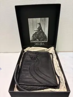 皮の芸術　 希少 KARIN SCHOLZ ショルダーバッグ ブラック レザー