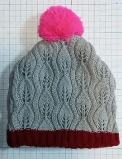 【新品・未使用】ポンポン付きグレーのケーブル編みニット帽　52cm