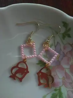 四角ピンクビーズといるかのピアス