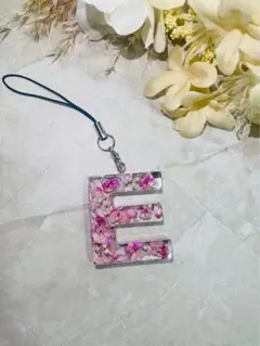 新品❤️ハンドメイド　レジン製イニシャルストラップ　キーホルダー