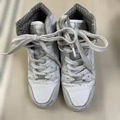 ホワイト ハイカットインソール入りスニーカー