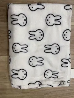 ウサギ柄ブランケット