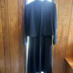 黒いジャケットとドレスのセット