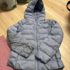 フード付き薄い青中綿コート