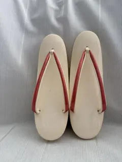 アイボリーと赤の草履　おしゃれ