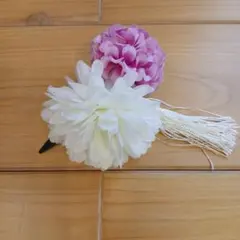 白とピンクの花の髪飾り