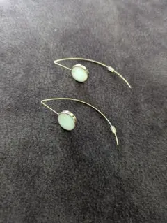 シンプルなフックタイプピアス