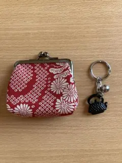 赤と白の花柄がま口「しぼり風」コインケースと南部鉄器キーホルダーセット