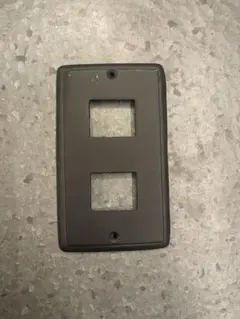 黒いスチール製ダブルスイッチカバー