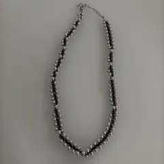 パールホワイトとブラックの2重ネックレス