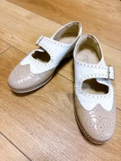 【ペダラ】ウイングチップ ワンベルト フラットシューズ 22㌢　白xベージュのサムネイル