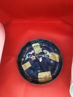 本物の有田焼、購入先の名前もあり、濃紺の金箔装飾陶器皿