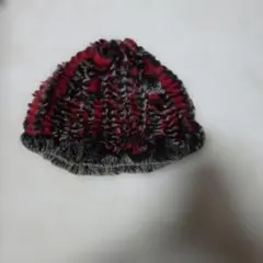赤と黒のストライプ ニット帽ビーニーファー