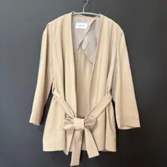 ベージュ ノーカラージャケット ウエストリボン付き