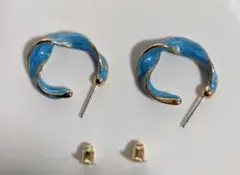 青いエナメル波状フープピアス