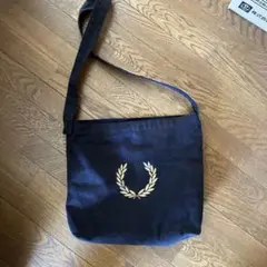 フレッドペリー　ブラック　ショルダーバッグ 月桂樹ロゴ