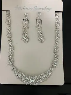 ネックレスとイヤリングのセット