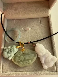 (1186) 天然翡翠Aジェット　ペンダント4点セット　革紐付き